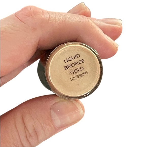 Makeup Revolution Liquid Highlighter - Bronze Gold - Picture 3 of 3